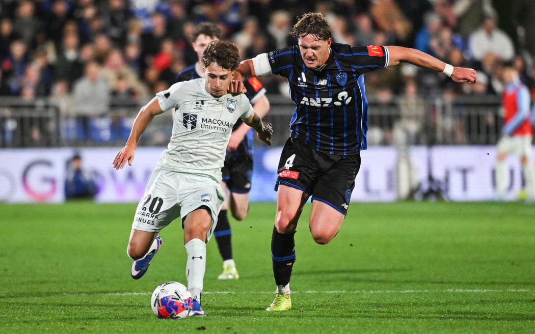 Tiago Quintal of Sydney FC and Nando Pijnaker of Auckland FC.