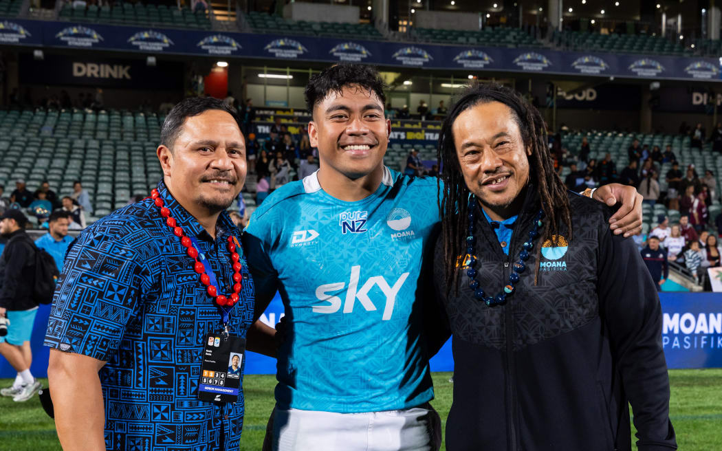 Moana Pasifika captain Miracle Fai'ilagi and Head Coach Tana Umaga with Kevin Senio.