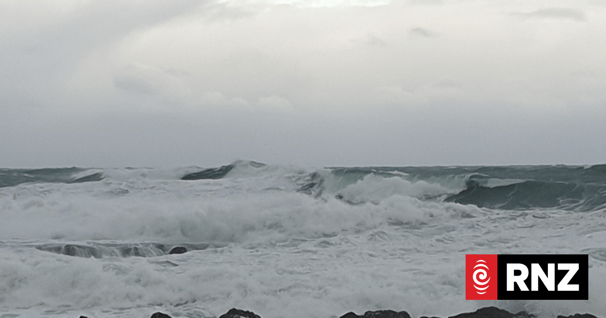 Cook Strait ferry sailings cancelled, residents told to stay off beaches as swells up to 10.5m forecast in Wellington