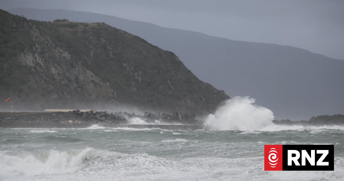 Cook Strait ferry sailings cancelled, residents told to stay off beaches as swells up to 10.5m forecast in Wellington