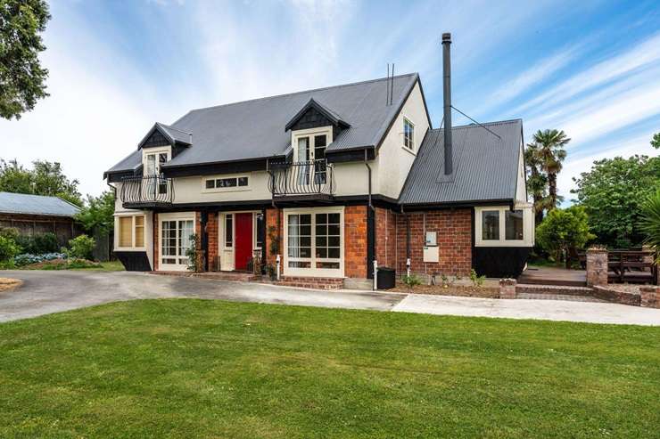 5 Hinemoa Street, in Auckland's Birkenhead, is looking for a tennis fan with $20m-plus to spend. Photo / Supplied
