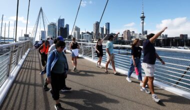 Chinese tourists flock to New Zealand under visa-waiver trial
