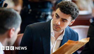 Mangione's lawyers won't seek psychiatric defence in state murder trial - BBC