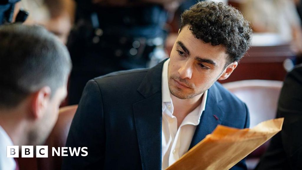 Mangione's lawyers won't seek psychiatric defence in state murder trial - BBC