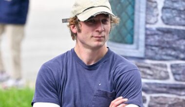 Jeremy Allen White Built His Ripped Physique with Basic Bodyweight Training – Here's His No-Frills Approach