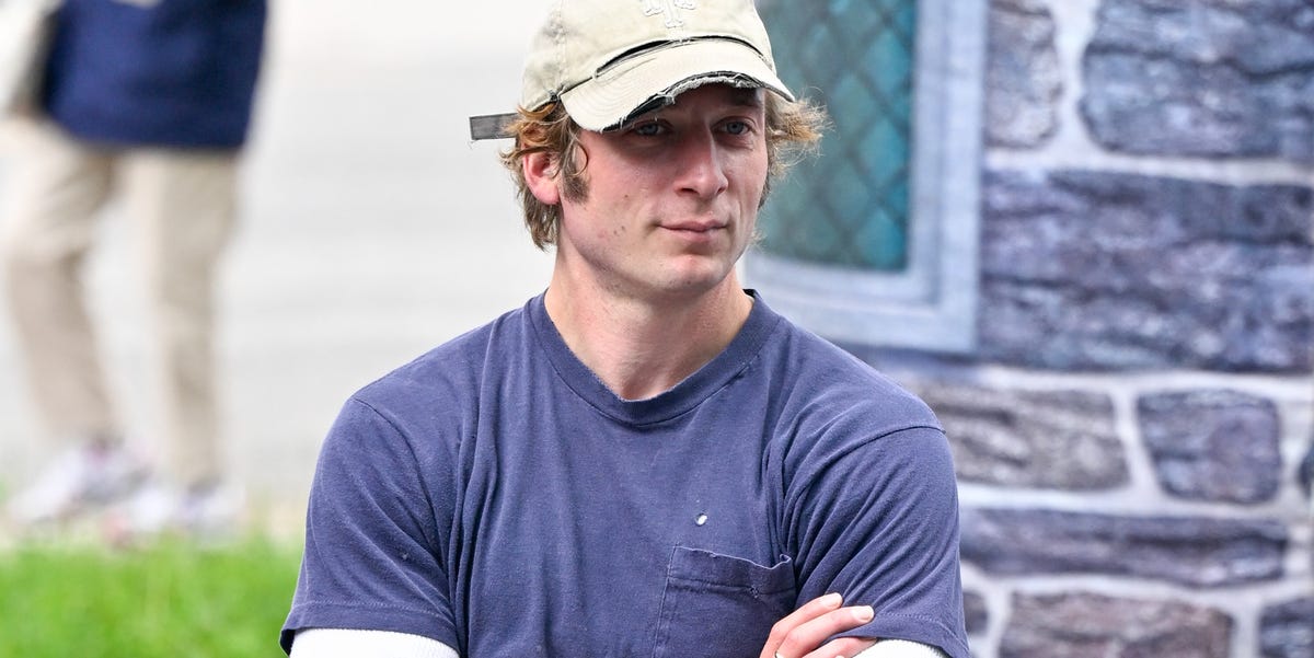 Jeremy Allen White Built His Ripped Physique with Basic Bodyweight Training – Here's His No-Frills Approach