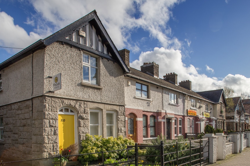 A row of small historical houses on the streets of a Dublin town.