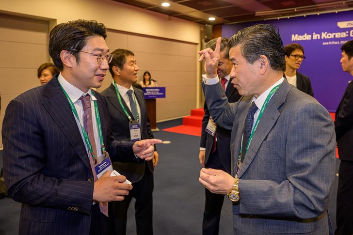 Korea Times Vice Chairman Seung Ji-soo, left, speaks with American Chamber of Commerce in Korea Chairman James Kim during The Korea Times Forum at the Chamber of Commerce and Industry in Seoul, Tuesday. Korea Times photo by Shim Hyun-chul
