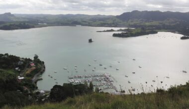 Whangaroa locals rescue stranded kayaker after woman alerts police