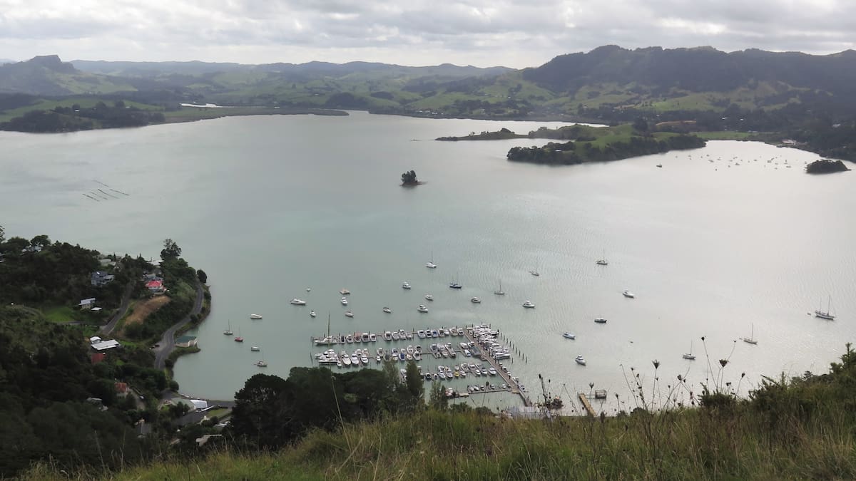 Whangaroa locals rescue stranded kayaker after woman alerts police