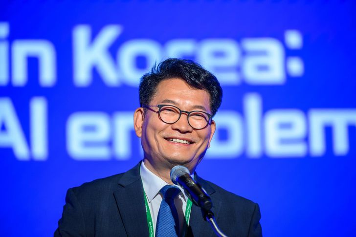 Rep. Song Young-gil of the ruling Democratic Party of Korea delivers a congratulatory address during The Korea Times Forum at the Chamber of Commerce and Industry in Seoul, Tuesday. Korea Times photo by Shim Hyun-chul