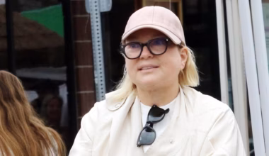 Rare sighting of reclusive Australian pop star Sia
