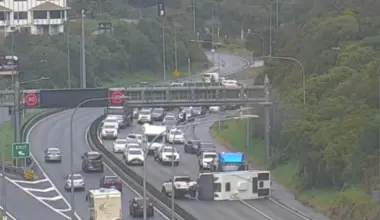 Caravan rolls and blocks State Highway 1 near Wellington - Stuff