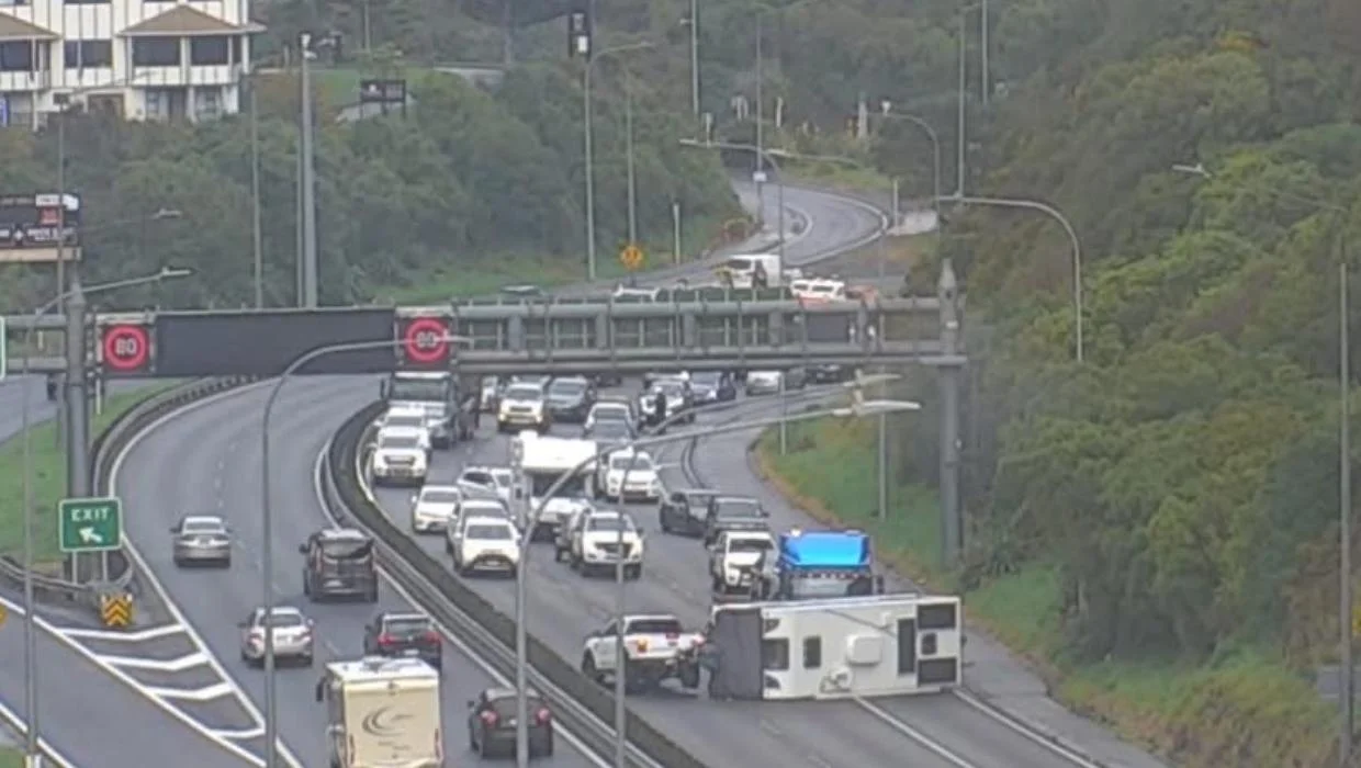 Caravan rolls and blocks State Highway 1 near Wellington - Stuff