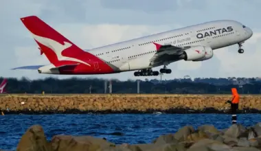 Qantas passengers frustrated after flight to Wellington diverted - Stuff