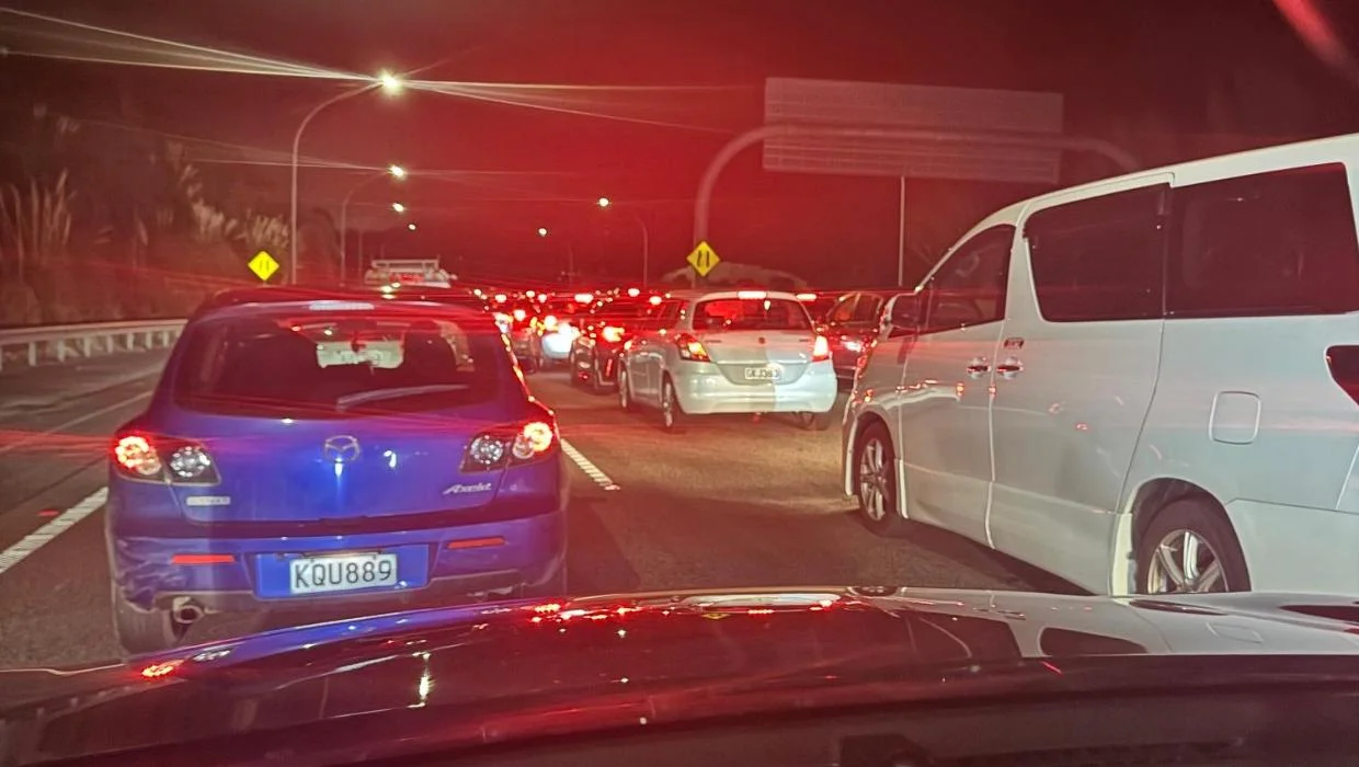 Major traffic jam as crash closes SH1 north of Wellington for hours into the night - Stuff
