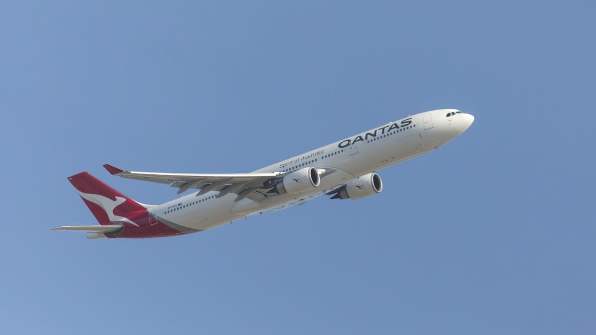 Passengers who spent more than 8hrs on Qantas plane now stuck on Auckland tarmac