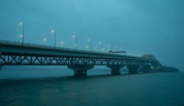 Auckland Harbour Bridge travel warning as strong winds forecast on Friday