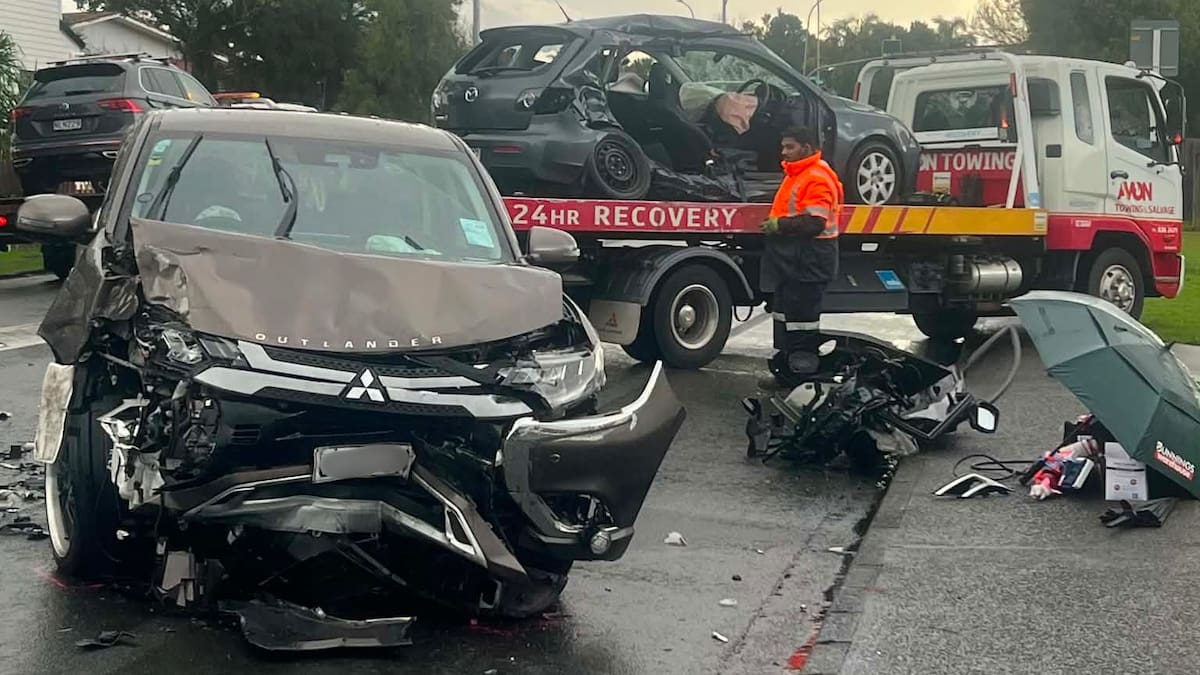 Three injured after crash between bus and cars on Te Atatū Rd in West Auckland