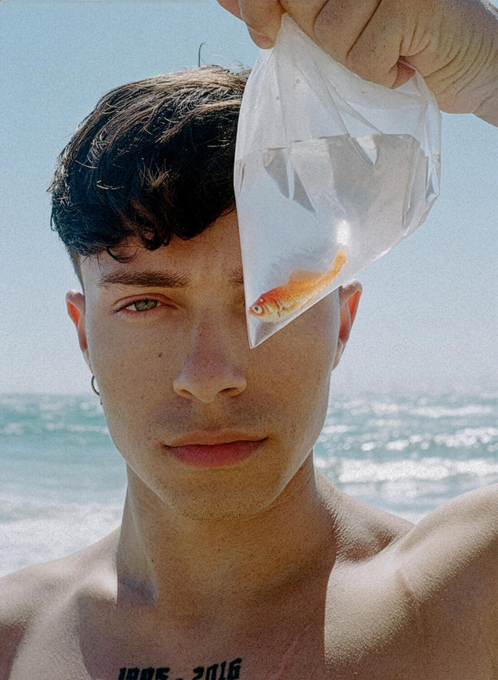 Model Vova in a photograph by Angel Chai Arviv at the 'Fresh Paint' fair (Photo: Angel Chai Arviv) הדוגמן וובה בצילום של אנחל חי ארביב ביריד "צבע טרי", 2026