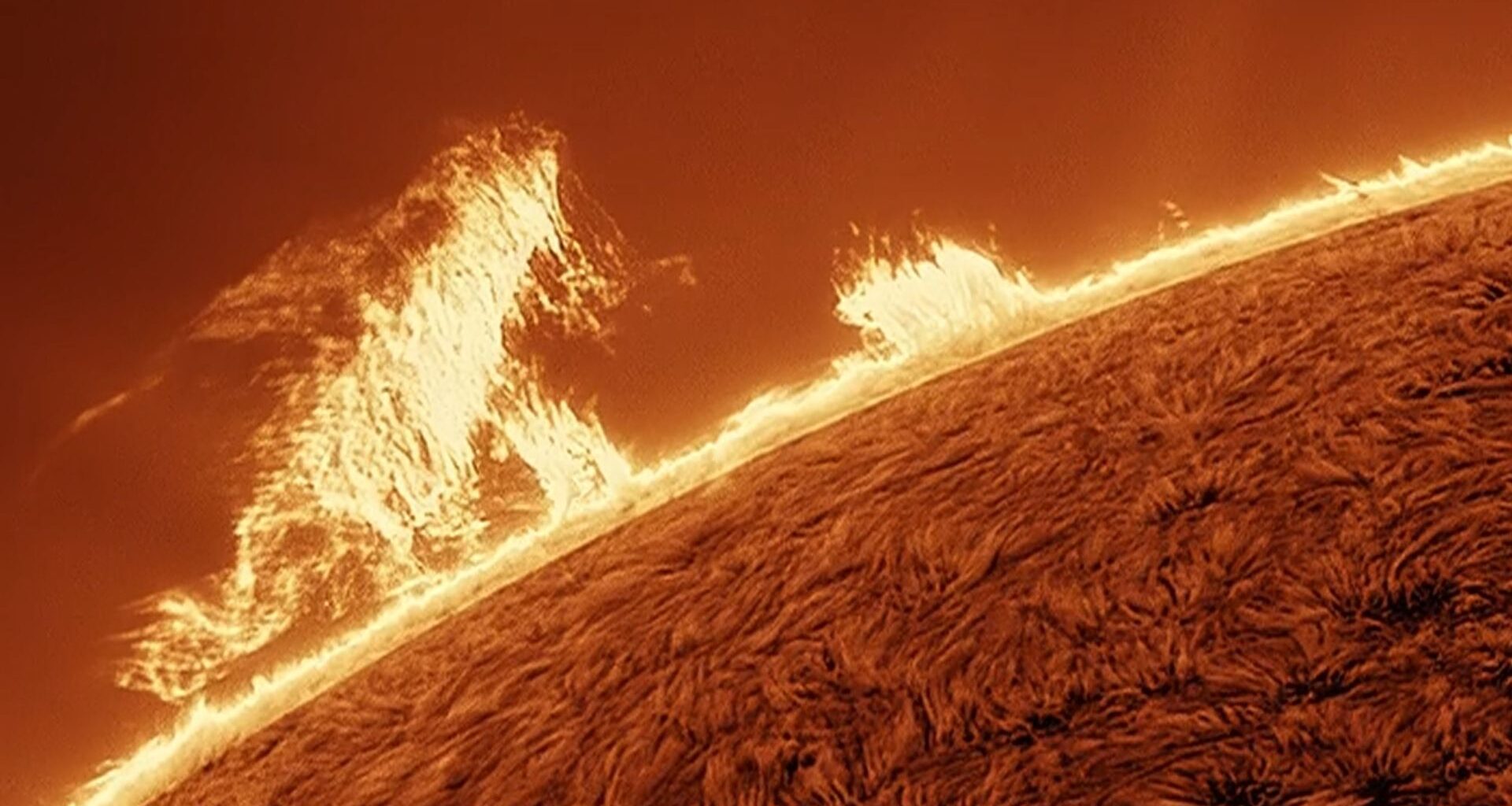 Astrophotographer captures colossal 'Godzilla' plasma cloud stalking the edge of the sun (video)