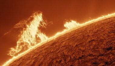 Astrophotographer captures colossal 'Godzilla' plasma cloud stalking the edge of the sun (video)