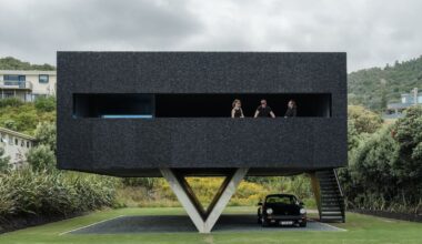 Chris Tate’s award-winning Piha bach redefines coastal living