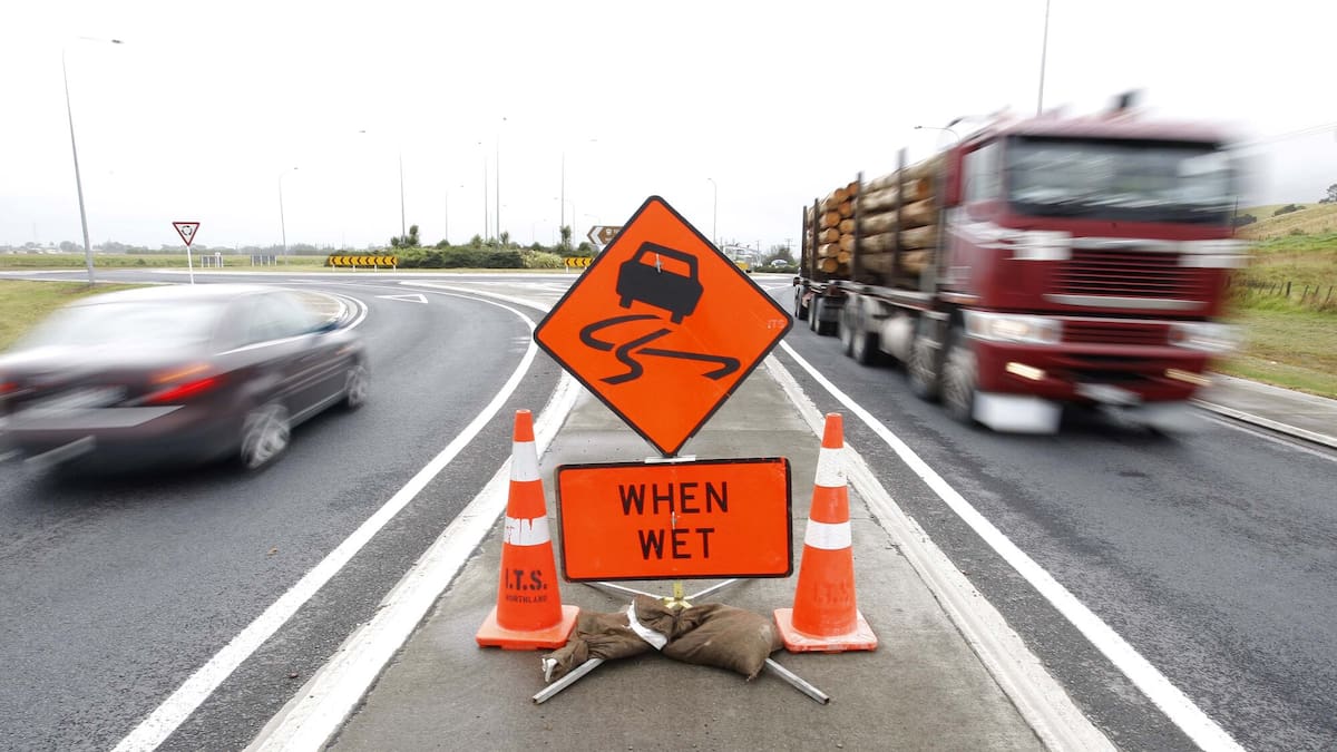 Delays on SH1 south of Whangārei after truck rolls on roundabout