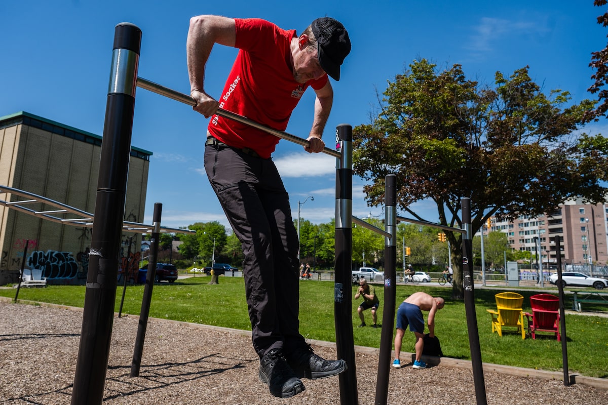 Why some Torontonians are skipping the gym and working out free in parks