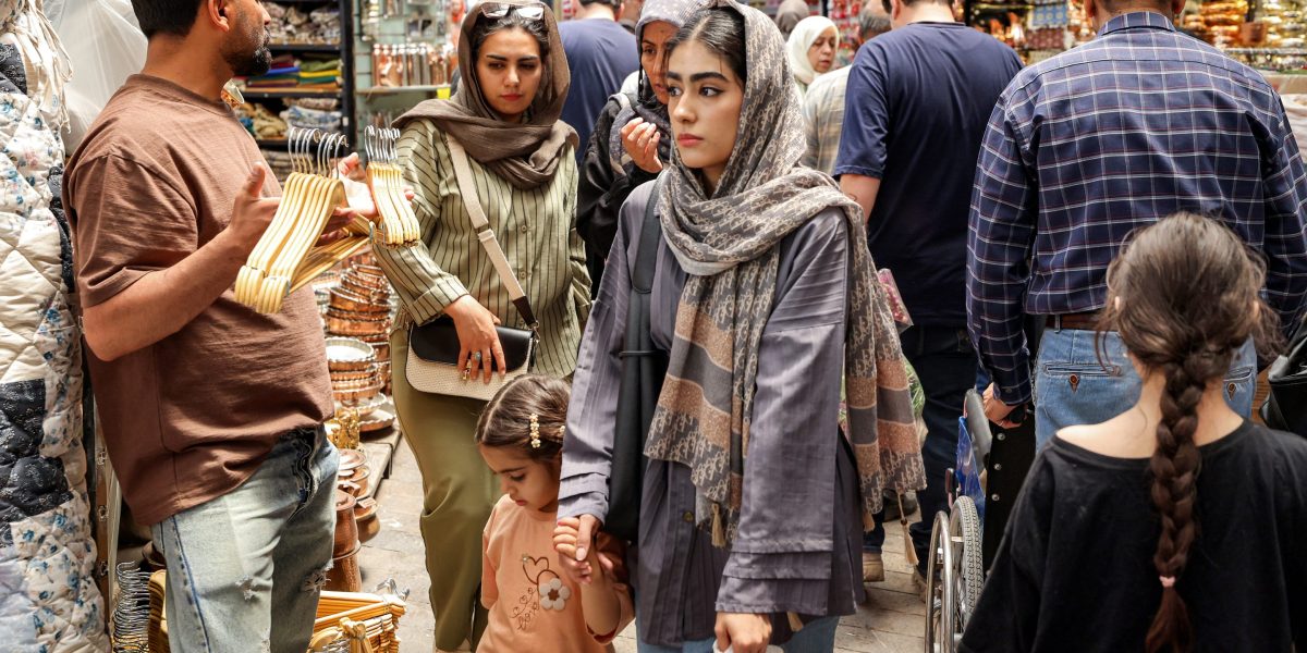 Iran emerges from war with its economy in free fall and inflation on some necessities above 400%
