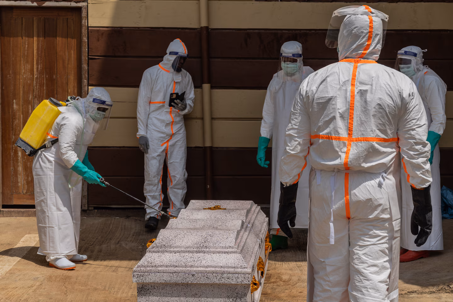 Ebola cases in eastern Congo climb to 782 and deaths reach 181, authorities say