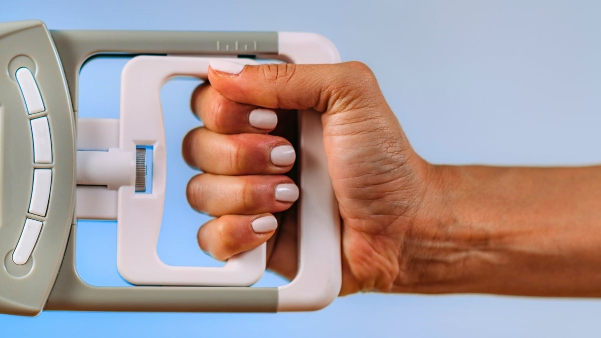 Your Grip Strength Says a Lot About How Long You Might Live : ScienceAlert