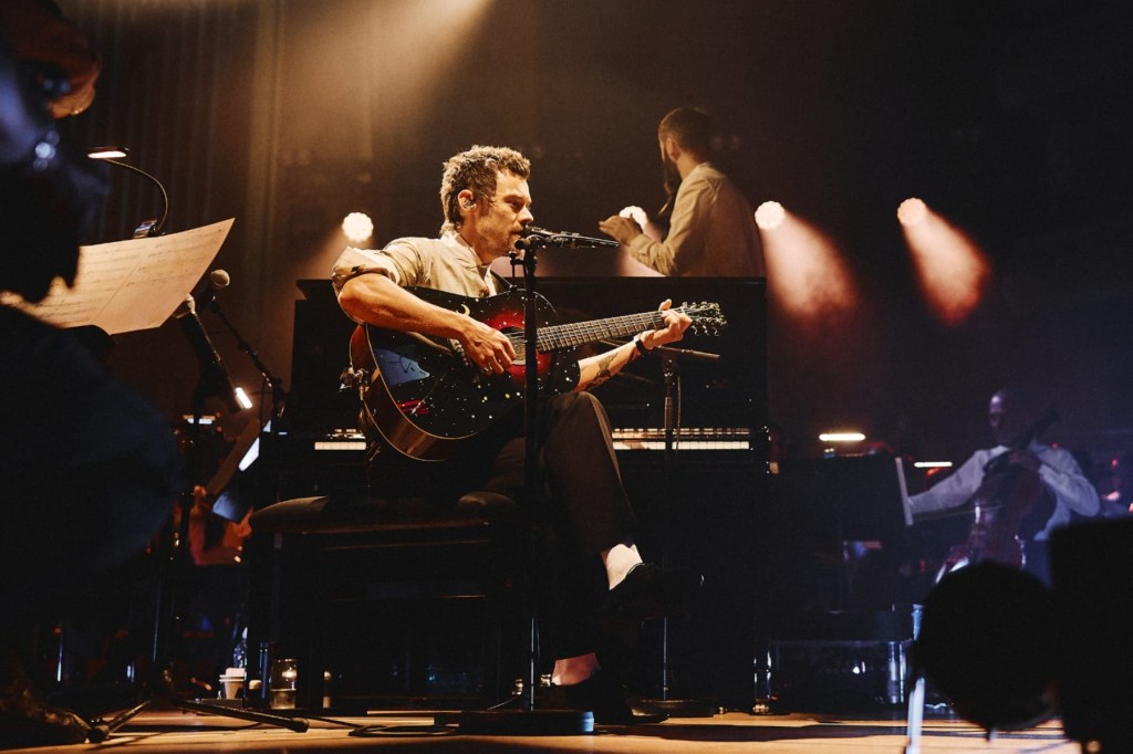 Harry Styles Covers Simon & Garfunkel at Intimate London Show
