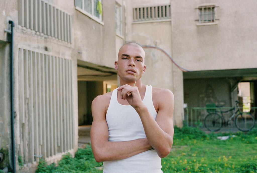 'In my work I deal with masculinity and identity,' model Nikita Sklaruk in a photo from the series 'Below' (Photo: Shay Cohen Arbel) מתוך סדרת העבודות "למטה" ביריד "צבע טרי", 2026