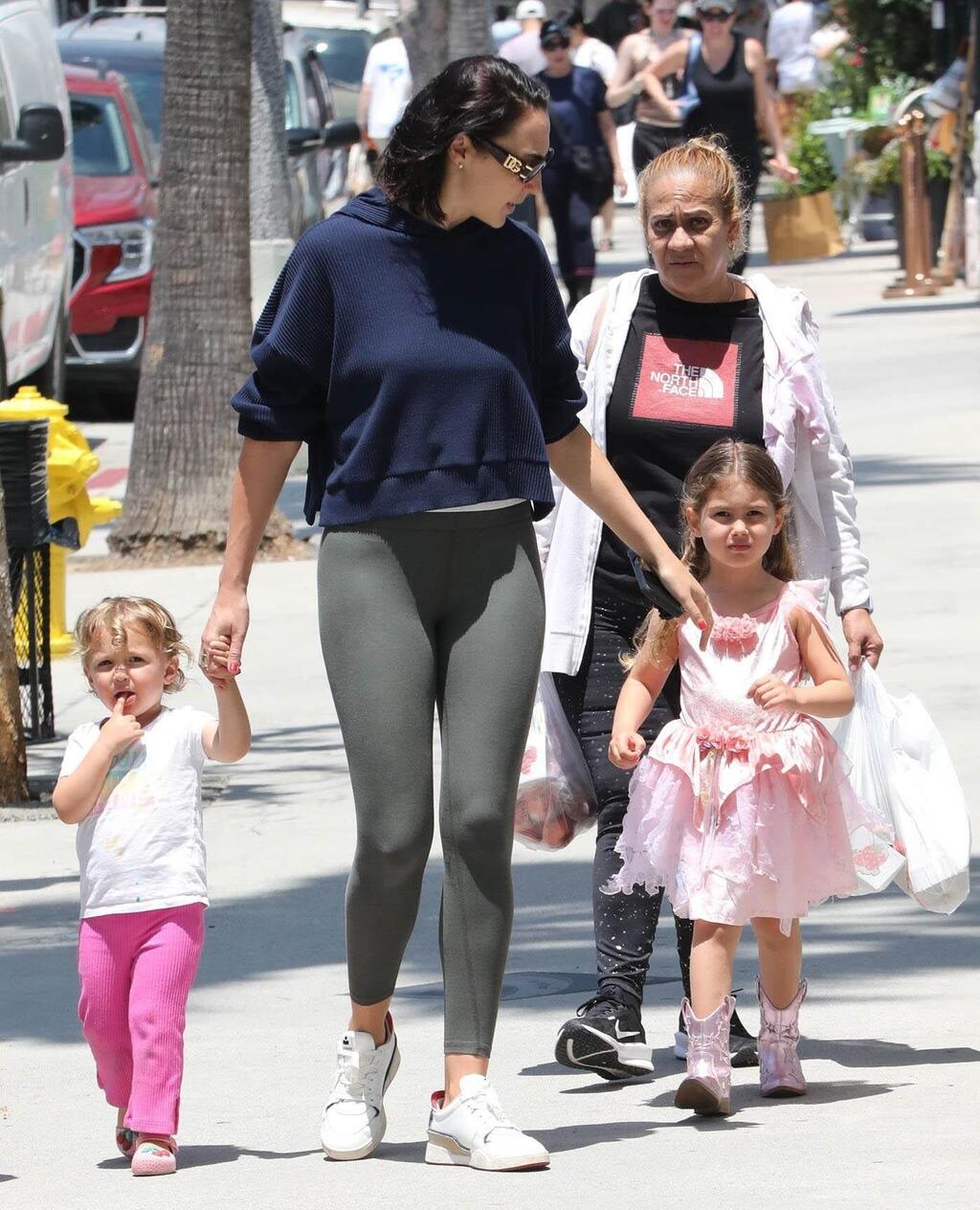 The Hollywood actress with two of her daughters (Photo: Hollywood To You / Backgrid) גל גדות