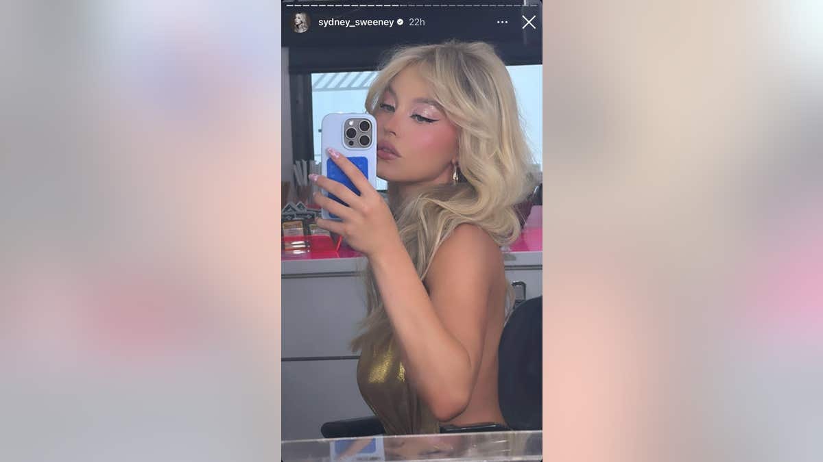 Sydney Sweeney in mirror selfie