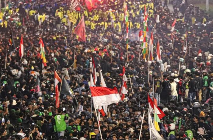 INDONESIA Rupiah drops, investor confidence plummets, protests return to Jakarta