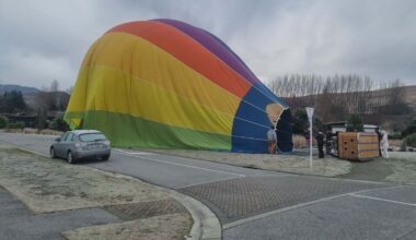 Hot air balloon makes unexpected landing near Lake Hayes Estate