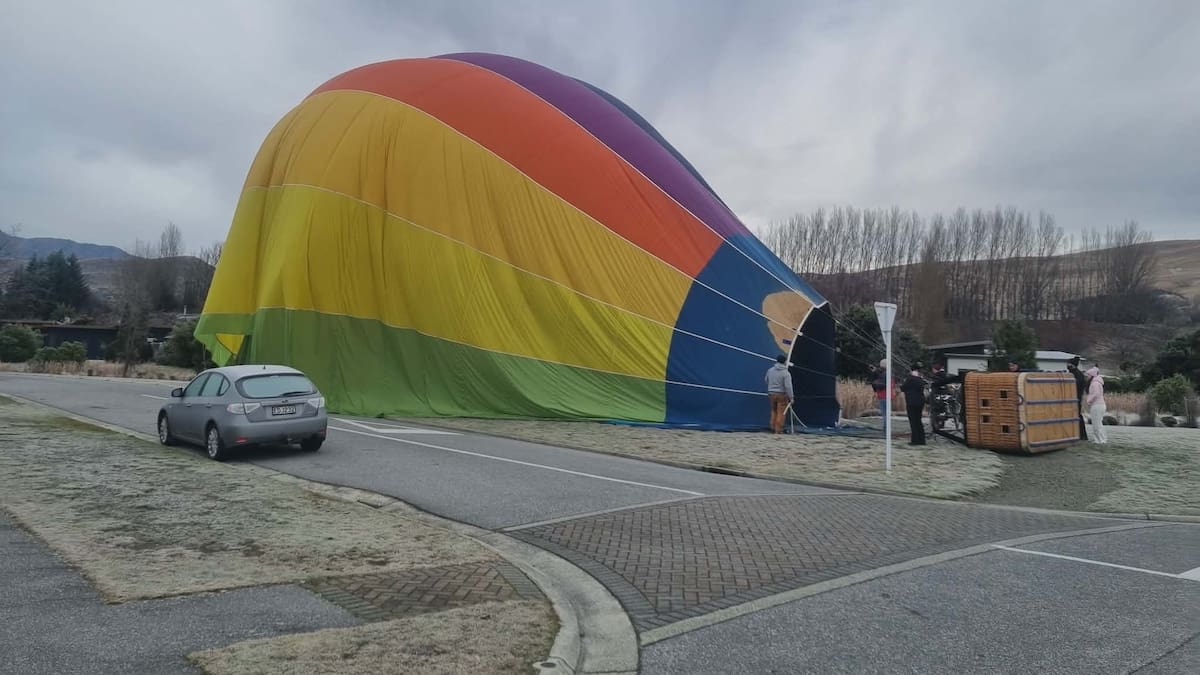 Hot air balloon makes unexpected landing near Lake Hayes Estate