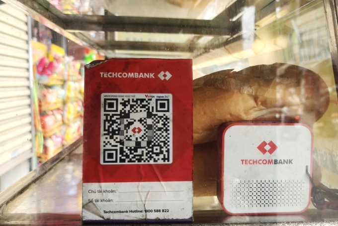 Mã QR chuyển khoản cùng loa báo nhận tiền tại một quầy bán bánh mỳ ở Hà Nội. Ảnh: Trọng Đạt