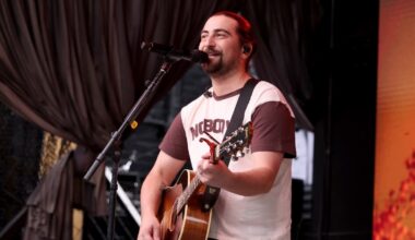 Noah Kahan Begs His Fans Not To Do This Insanely Gross Thing at His Concerts: 'Please Dear God Just Go to the Bathroom'