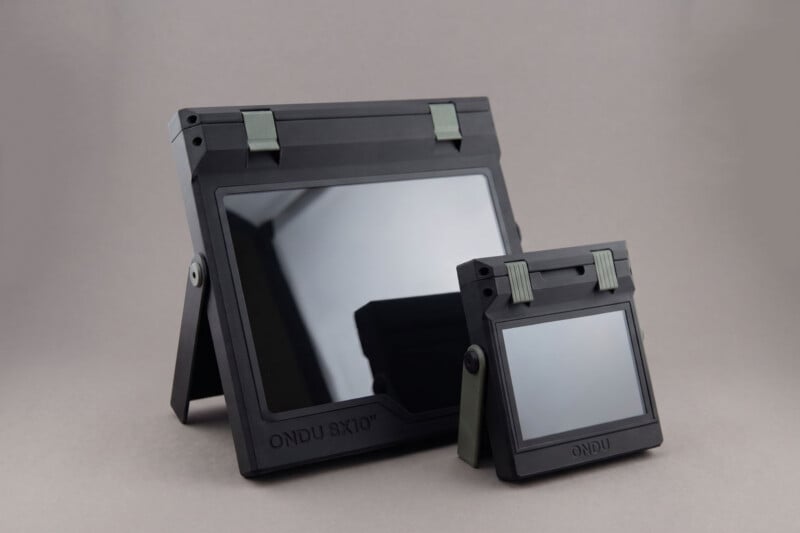 Two black devices with stands, one large and one small, both labeled "ONDU" and featuring reflective screens and gray clasps, are displayed on a neutral background.