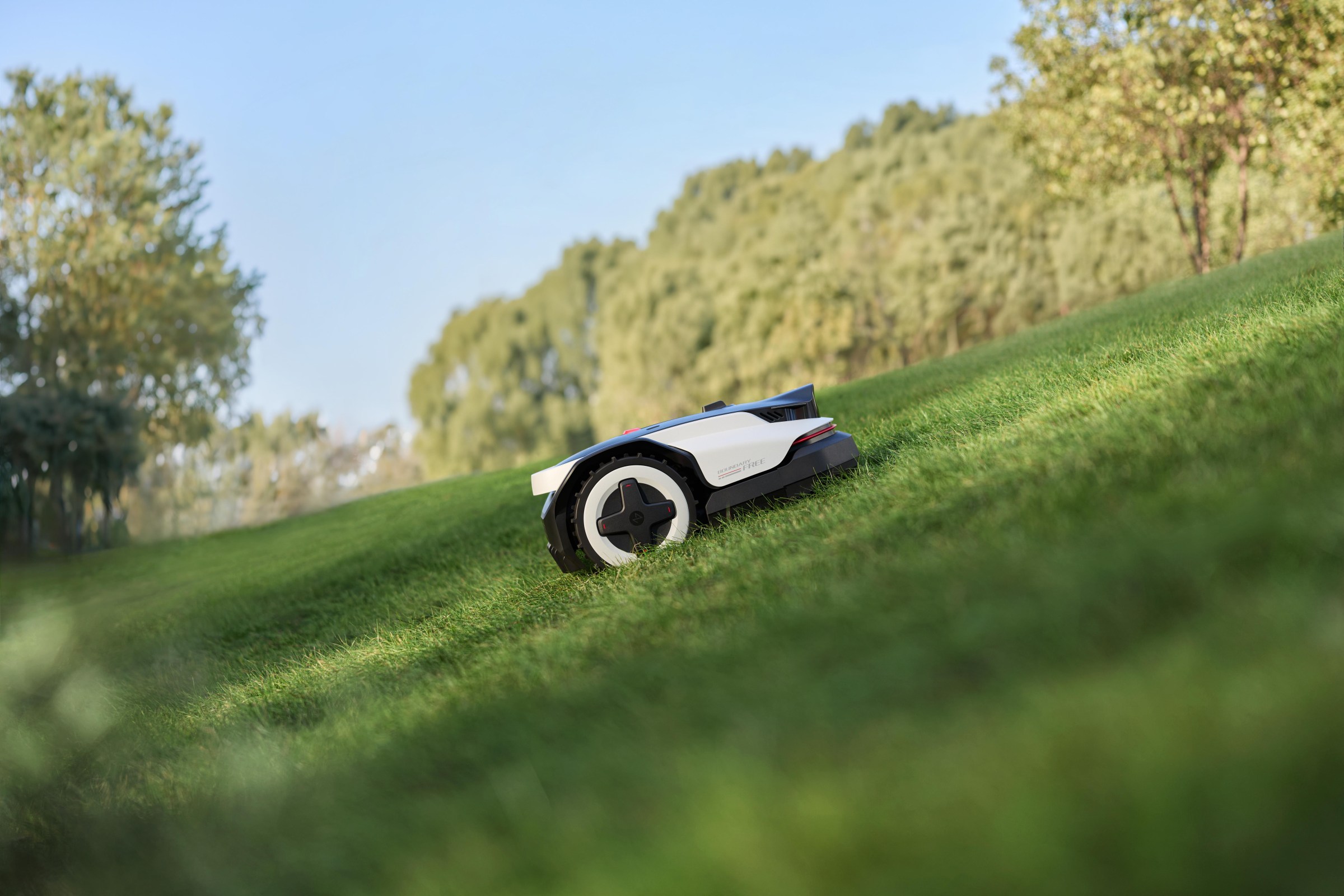 The RockNeo has a floating cutting deck that adapts to bumps in the yard, along with large-diameter wheels for traction and stability.