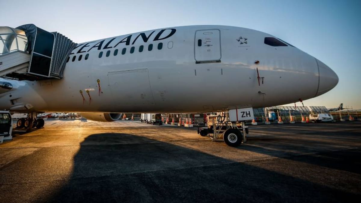 Air New Zealand plane stuck in soft ground at Christchurch Airport