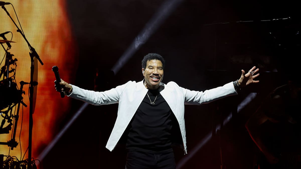 Lionel Richie cuts first-night tour concert short after sudden health scare on stage
