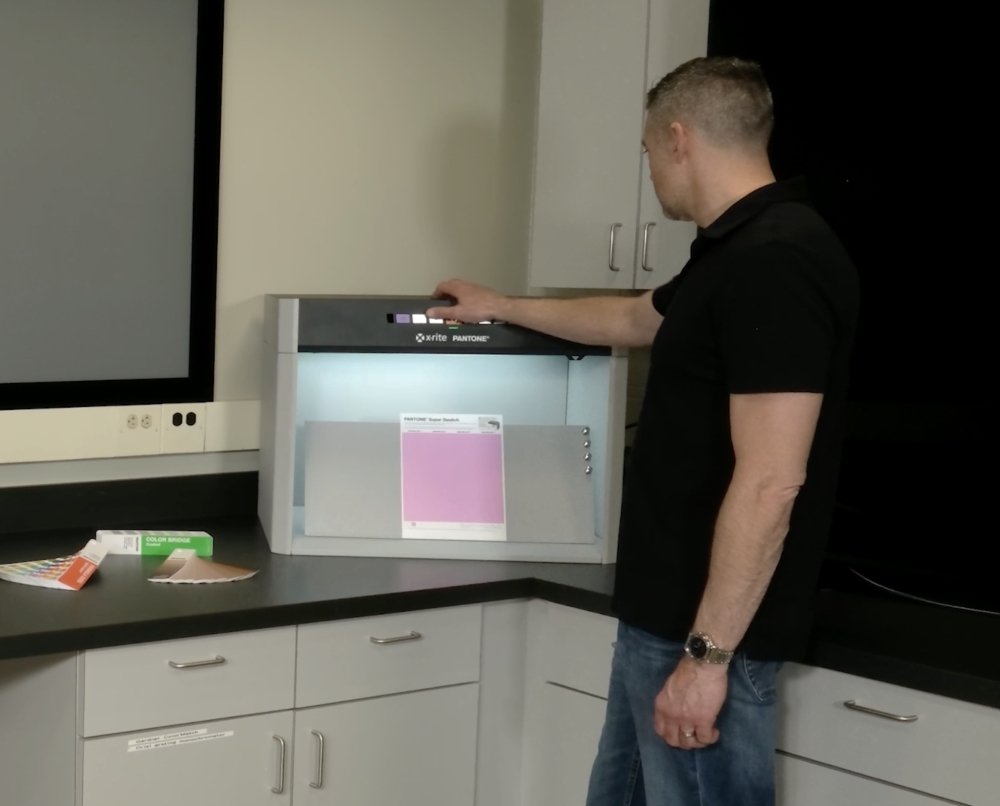 Pantone evaluates display performance under controlled lighting conditions as part of the Pantone Validated ArtfulColor process.