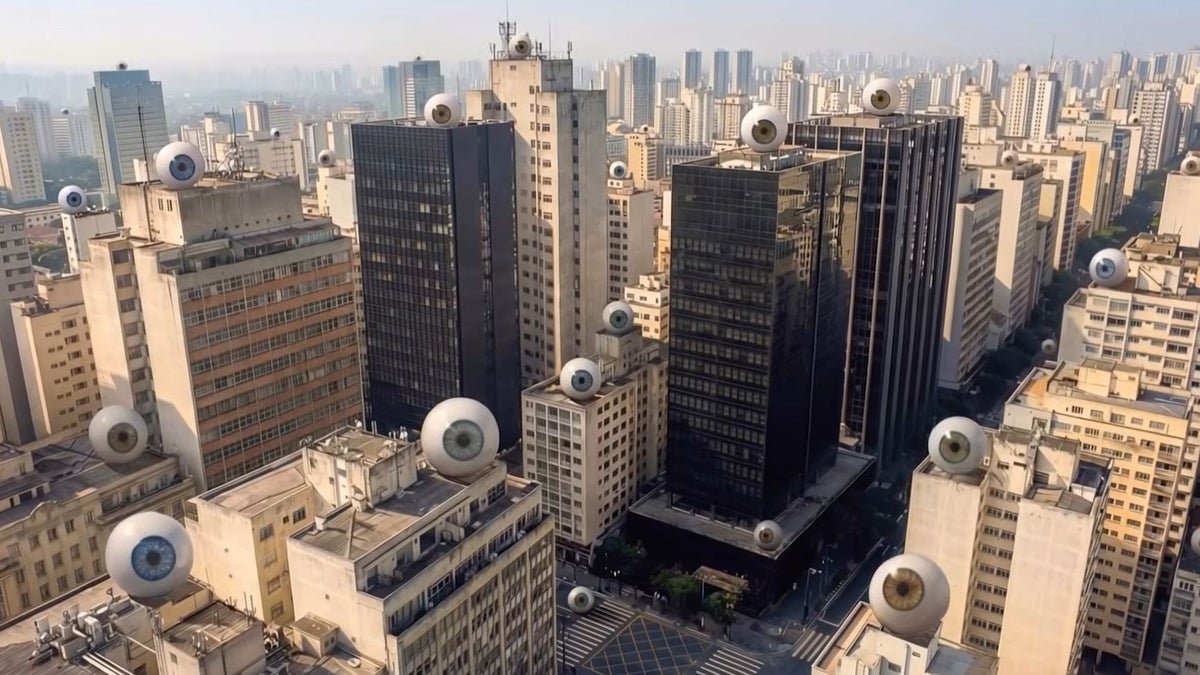 Samsung resorts to giant eyeballs to scare you into using Privacy Display