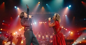SONG SUNG BLUE, from left: Hugh Jackman as Mike Sardina, Kate Hudson as Claire Sardina, 2025. © Focus Features / Courtesy Everett Collection