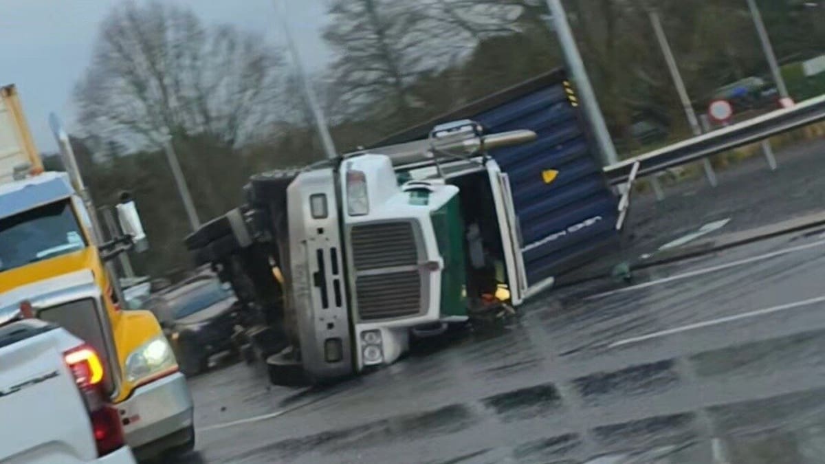 SH29 traffic delays after truck rollover on Kaimai Range in Tauranga