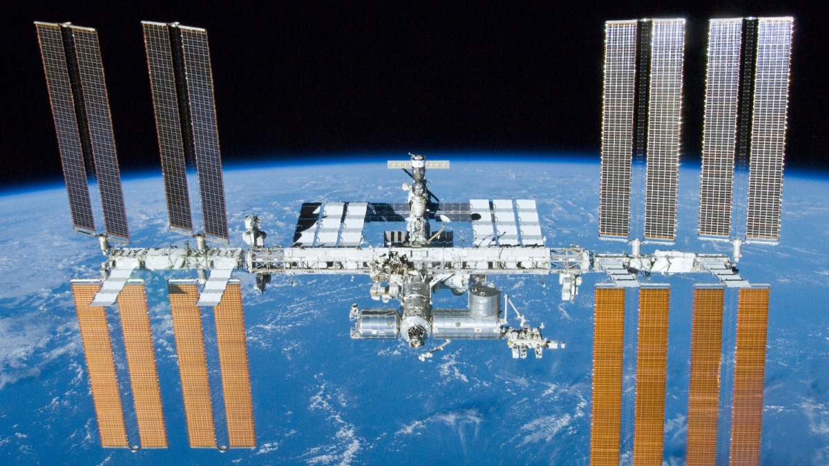 NASA Orders Emergency Drill as Air Leaks Force ISS Standoff
